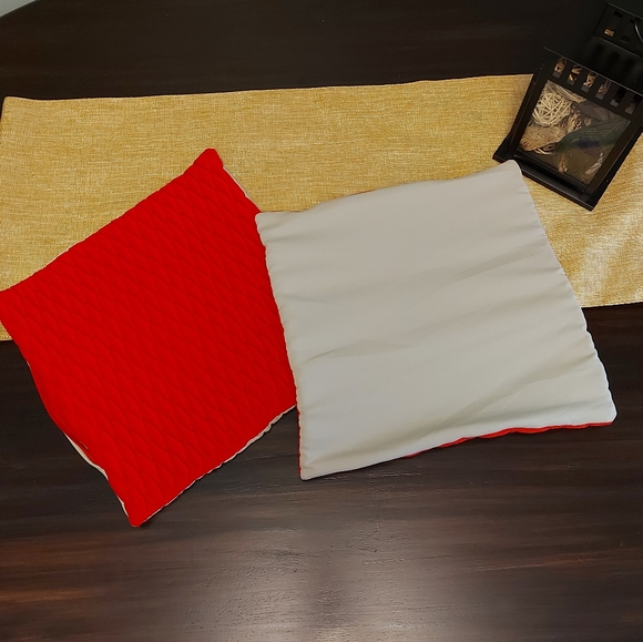 Red accent pillow cases - Picture 3 of 3